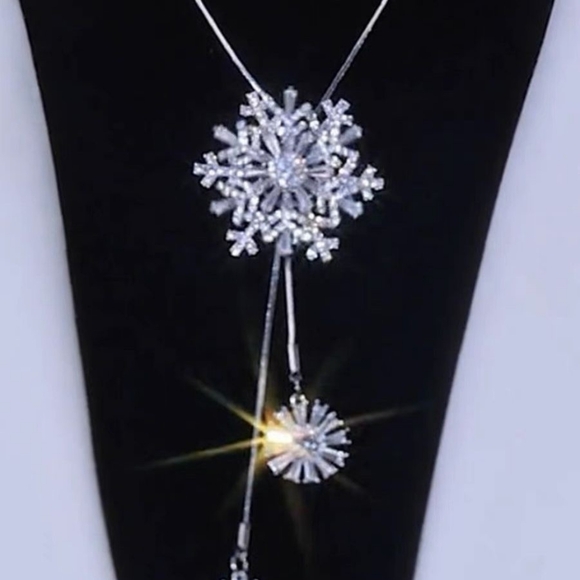 Elegant Silver Snowflake Crystal Pendant Necklace - Picture 11 of 12